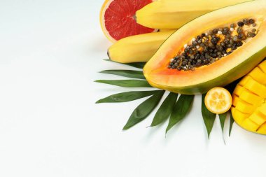Beyaz arkaplanda egzotik meyveler, metin için boşluk.