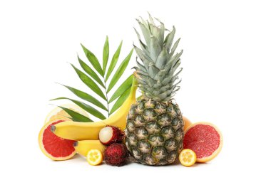 Olgun egzotik meyveler beyaz arka planda izole.