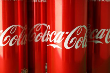 Odessa, Ukrayna - 23 Eylül 2021: Coca - Tüm arka planda kola kutuları, kapatın.