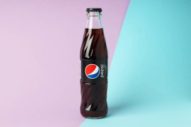 Odessa, Ukrayna - 23 Eylül 2021: Pepsi şişesi iki ton arka planda