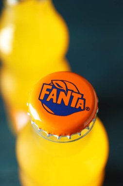 Odessa, Ukrayna - 23 Eylül 2021: Ahşap arka planda Fanta şişeleri, kapatın