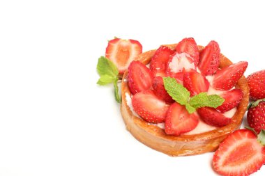 Beyaz arka plan üzerinde izole lezzetli çilekli Tart.