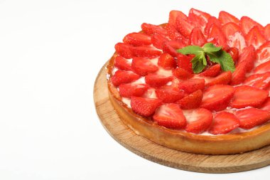 Beyaz arkaplanda yalıtılmış çilekli turta ile yuvarlak tahta.