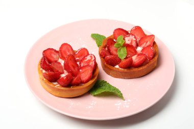 Beyaz arkaplanda izole edilmiş çilekli turtalar..