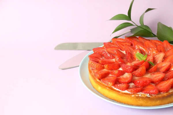 Concepto Deliciosa Comida Con Tarta Fresa Sobre Fondo Violeta —  Fotos de Stock