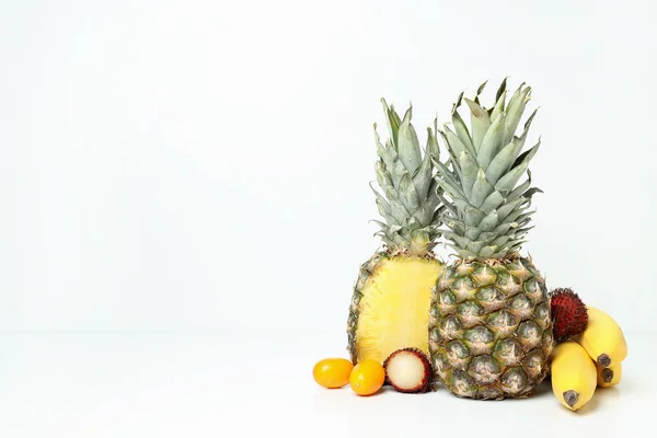 Frutas Exóticas Sobre Fondo Blanco Espacio Para Texto — Foto de Stock