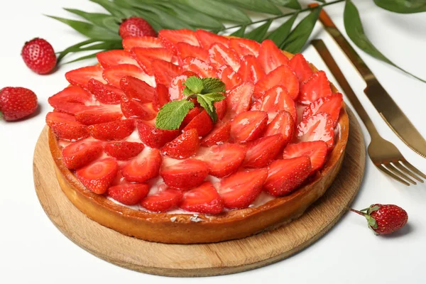 Beyaz arka planda çilekli turta ile lezzetli yemek kavramı.