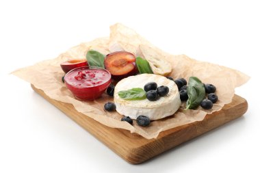 Beyaz arka planda izole edilmiş ızgara camembert ile lezzetli yemek kavramı.