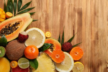 Tahta zemin üzerinde taze olgun egzotik meyveler..