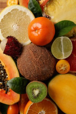 Ahşap arka planda egzotik meyveler, kapatın..