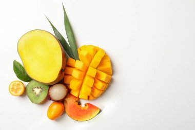 Beyaz arkaplanda egzotik meyveler, metin için boşluk.