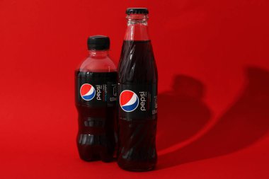 Odessa, Ukrayna - 23 Eylül 2021: Kırmızı arka planda Pepsi şişeleri..