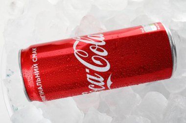 Odessa, Ukrayna - 23 Eylül 2021: Coca - buzdaki kola kutusu.