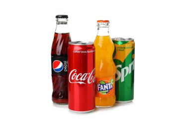 Odessa, Ukrayna - 23 Eylül 2021: Fanta, Sprite, Coca - Cola ve Pepsi beyaz arka planda izole edildi.