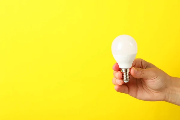 Mano Femminile Tiene Lampadina Risparmio Energetico Sfondo Giallo — Foto Stock