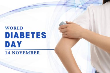 Kolunda diyabet kontrol cihazı kullanan kişi