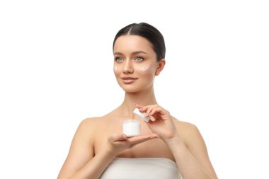 Cilt meraklısı, spa zamanının tadını çıkarırken krem kullanır, izole edilmiş, PNG