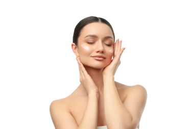 Kadın spa müşterisi ışıl ışıl cildine krem sürüyor, izole, PNG