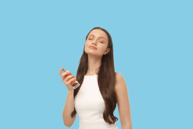 Parlak bir günde parfüm kullanan kadın kendini yenilenmiş hisseder.