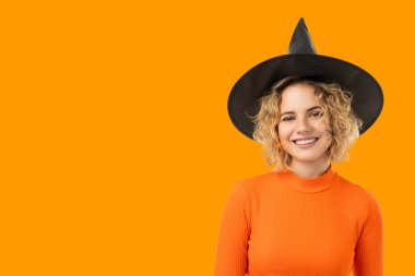 Cadılar Bayramı kostümü giymiş neşeli bir kadın.