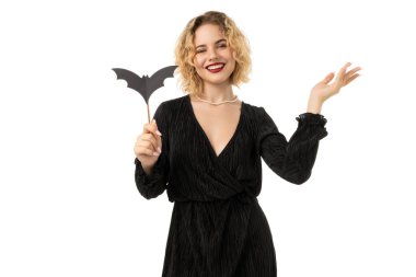 Kadın mutlu bir şekilde Cadılar Bayramı yarasası aksesuarlarıyla poz veriyor, beyaz üzerine izole edilmiş, PNG