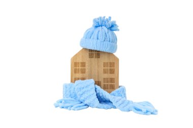 Kış giysili ahşap ev modeli, beyaz üzerinde izole edilmiş, PNG