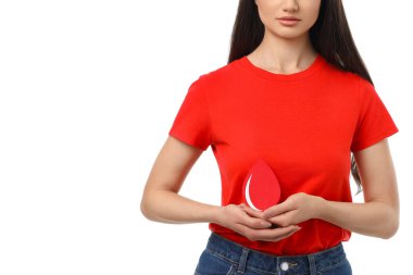 Kadın ellerinde kırmızı damlacıklar sunar, beyaz renkte izole edilmiş, PNG