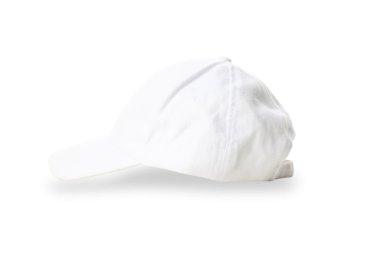 Kenardan görünen kıvrımlı kenarlı beyaz beyzbol şapkası, izole edilmiş, PNG