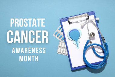 Mavi üzerine notlar, steteskop ve tıbbi aletler içeren pano