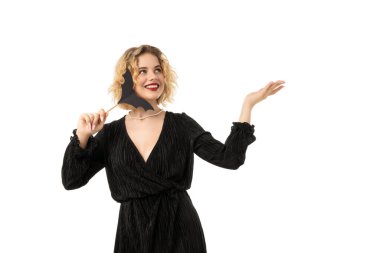 Siyahlı, yarasa maskeli, beyaz tenli, gülen kadın.