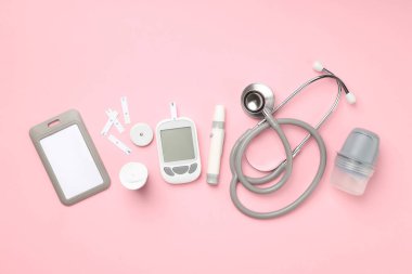 Pembe yüzeye yerleştirilen çeşitli diyabet yönetim araçları