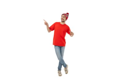Kırmızı gömlekli ve şapkalı kişi heyecan gösteriyor, izole edilmiş, PNG