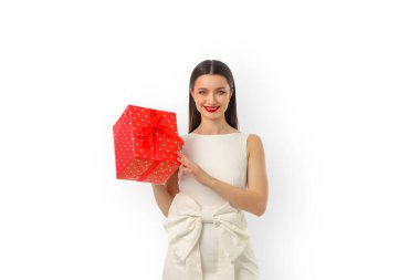 Kırmızı benekli gülümseyen kadın hediye kutusu, izole edilmiş, PNG