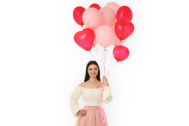 Kadın pembe ve kırmızı balonlarla gülümsüyor, izole, PNG