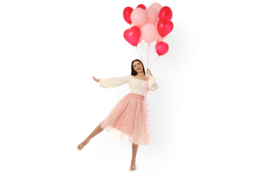 Stüdyoda pembe ve kırmızı balonları olan bir kadın, izole edilmiş, PNG