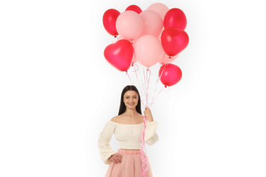 Kadın pembe ve kırmızı balonlarla gülümsüyor, izole, PNG