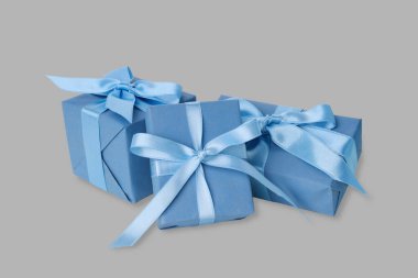 Çeşitli boylarda saten kurdelelerle sarılmış mavi hediyeler.