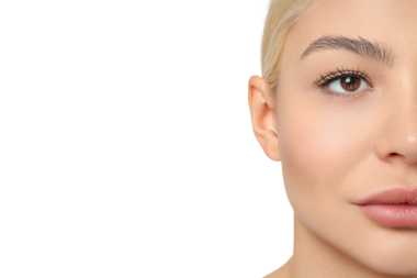 Kusursuz ciltli, beyaz tenli, kendine güvenen genç bir kadın.