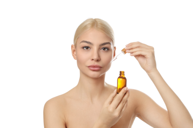 Kadın kehribar şişesinde serum hazırlıyor, beyazda izole edilmiş, PNG