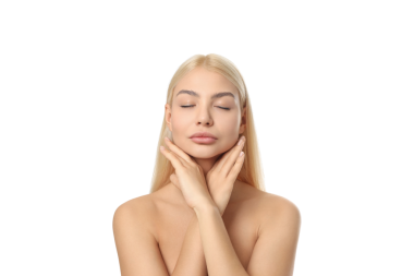 Genç kadın nazikçe cilt bakımı yapıyor, beyaz tenli, PNG