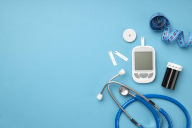 Diyabet araçları arasında bir glikoz ölçer, stetoskop, bant