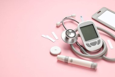 Pembe arka planda tıbbi cihazlar ve malzemeler.