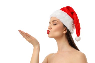 Genç bir kadın Noel Baba şapkasıyla öpüşüyor, izole edilmiş, PNG