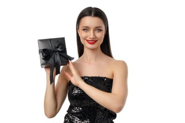 Kara Cuma için paketlenmiş bir hediyeyle gülümseyen bir kadın.