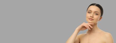 Model, stüdyoda poz verirken özgüven ve zarafet sergiliyor