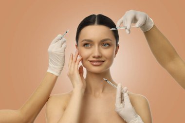 Bir kadın cilt bakımı seansı sırasında gülümser.