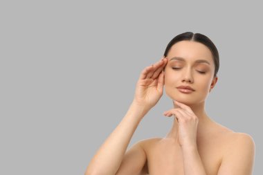 Kadın, yumuşak bir dokunuşla rahatlatıcı bir cilt bakım rutininden hoşlanır.