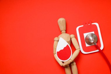 Mankende steteskopun yanında kan damlası sembolü var.