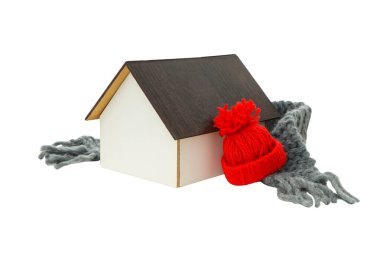 Ev, sıcak tutmak için örülü şapka ve eşarp takıyor, beyaz üzerine izole edilmiş, PNG.