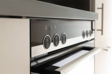 Fırın kontrol paneli, kadranlar ve düğmeler pişirmeye hazır.